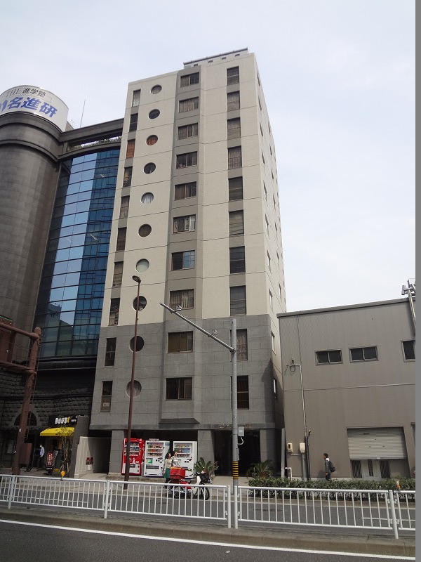 「名古屋」駅から徒歩５分　5.35坪のビルです