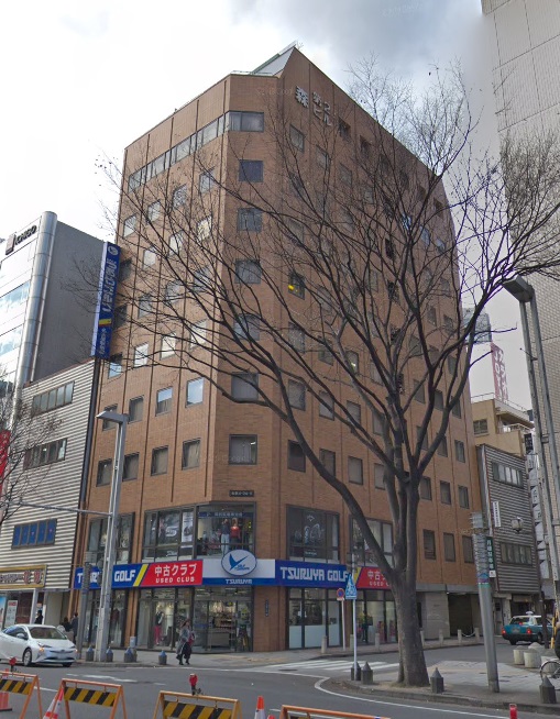大通りの角地で1階に郵便局がある利便性の高い物件です。