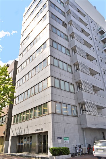 江川線沿いにあるエントランスの綺麗なオフィス賃貸ビル!