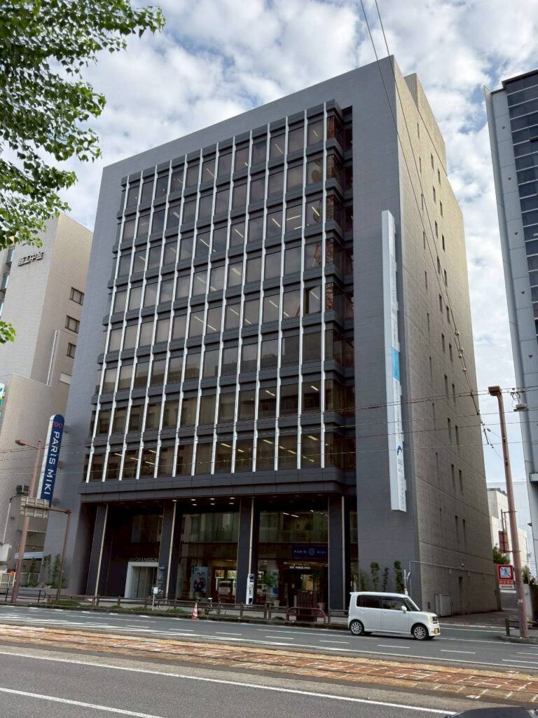 ３年前に共用部をフルリニューアルし、２階にはラウンジスペースがあるおしゃれなオフィスビルです。