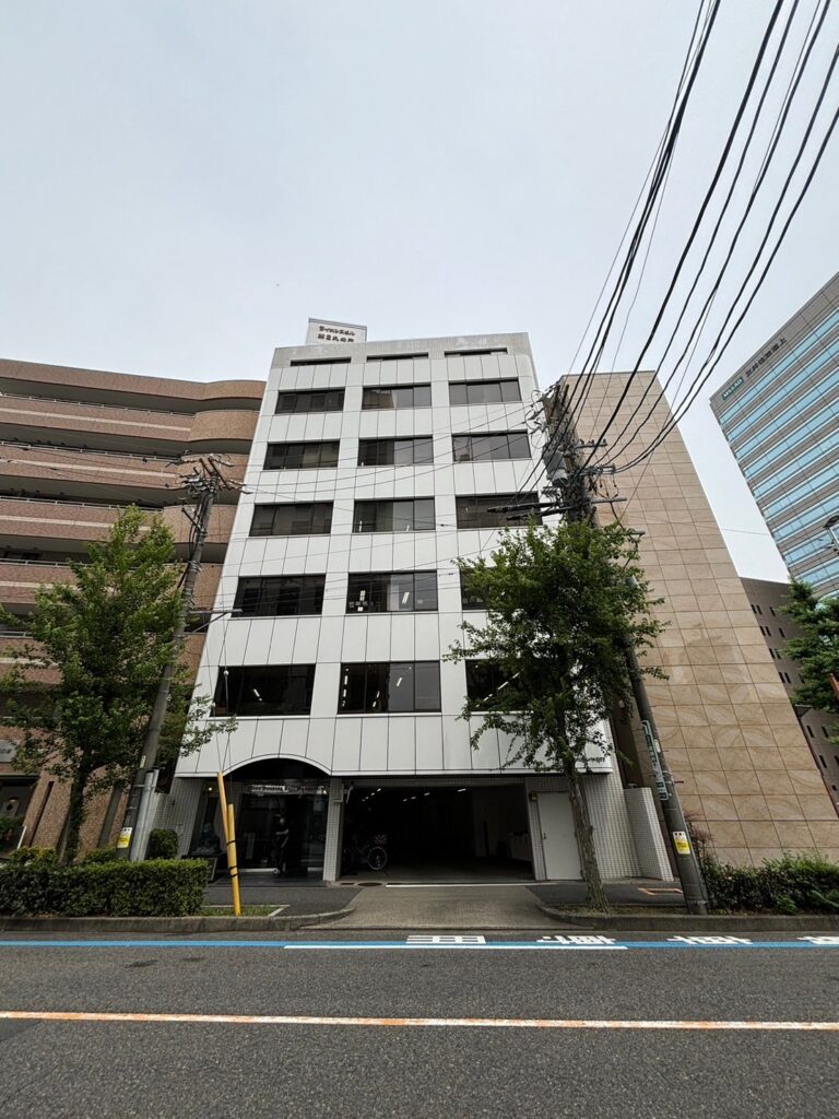 「丸の内」「国際センター」駅から徒歩5分！利便性抜群なオフィス賃貸ビル！