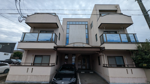 敷地内に駐車場を8台利用可能な一棟賃貸オフィスビルです。